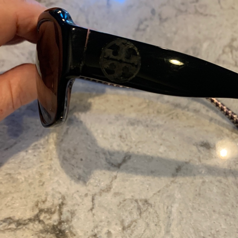 Tory Burch Black Sunglasses with Orange Logo Case - Picture 6 of 8